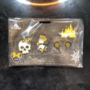 Minnie Mouse Pirates of the Caribbean Pin Set